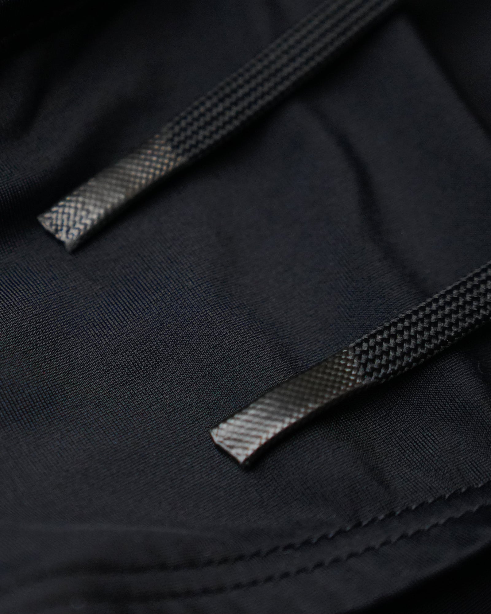 Strong drawcord for secure fit